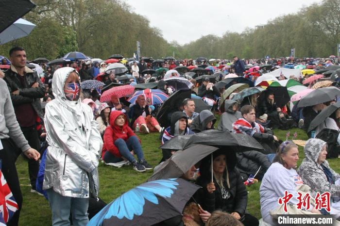 当地时间5月6日，英国国王查尔斯三世的加冕仪式举行。民众雨中观看仪式。　张平 摄