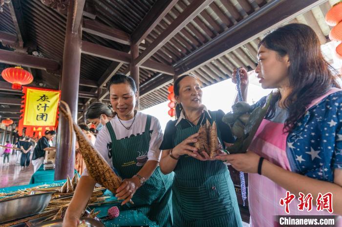 包粽子现场。 忻之承 摄