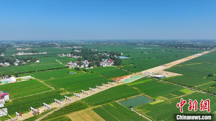 航拍合(肥)周(口)高速颍临段8标架梁施工现场。 刘玉才 摄