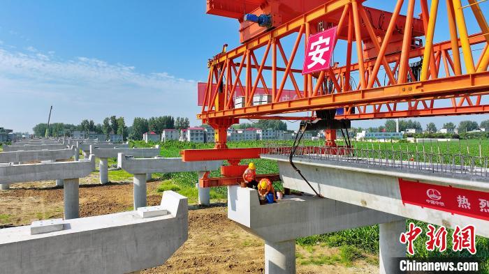 长25米重80吨的箱梁平稳、精准地落在S314分离式立交桥25号和26号墩上。 刘玉才 摄