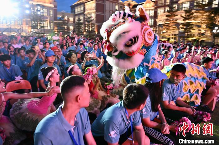 舞狮表演与现场观众互动。 王东明 摄