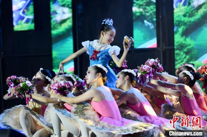 芭蕾表演《鲜花送给好朋友》。 王东明 摄