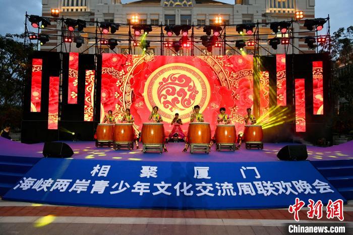 台湾青少年表演《鼓舞四方》。 王东明 摄