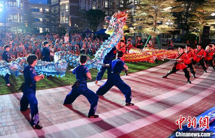 两岸青少年同台呈现龙狮表演。 王东明 摄