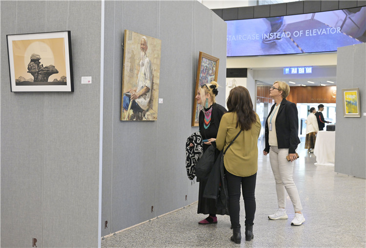 各国外交官在在欣赏中国艺术家作品。中国常驻维也纳代表团供图