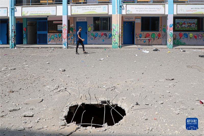 这是10月8日在加沙城一所学校拍摄的以色列空袭对地面造成的破坏。新华社发(里泽克·阿卜杜勒贾瓦德摄)