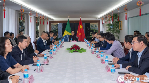 当地时间10月23日,国务院侨务办公室主任陈旭(中)在巴西里约热内卢出席国务院侨办代表团与里约侨界座谈会。 王天聪 摄