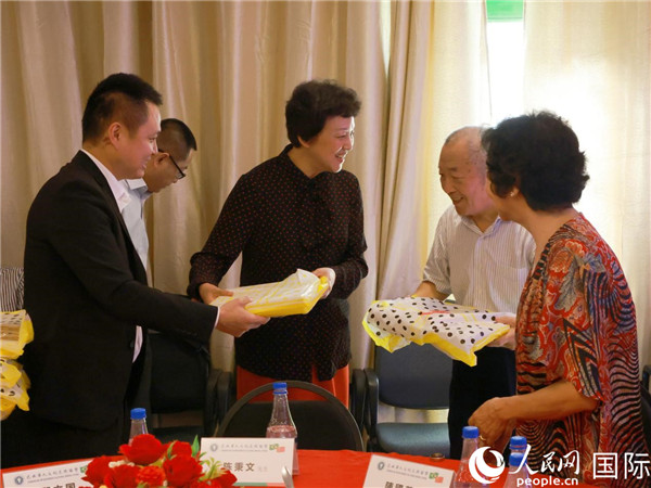 当地时间10月23日,国务院侨务办公室主任陈旭(中)在巴西华人文化交流协会会馆出席里约侨界举办的重阳节敬老联欢活动,并为里约侨界长者代表送上慰问品。 人民网记者 陈海琪摄