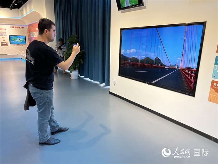 欧亚国家记者在桥梁博物馆参观。(人民网 花放摄)