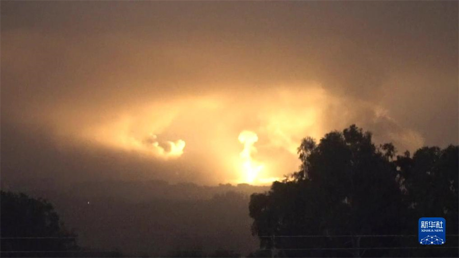 这张从以色列国防军发布视频中截取的图片显示,10月27日晚,以军进入加沙地带开展地面行动。新华社发