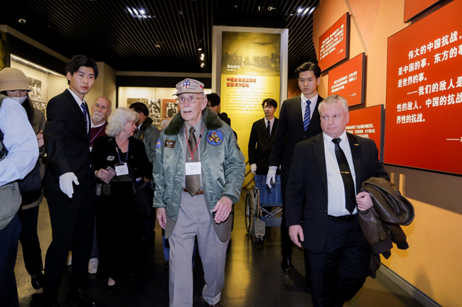 2023年10月30日,美国飞虎队老兵梅尔·麦克马伦一行参访中国人民抗日战争纪念馆。中国人民对外友好协会供图