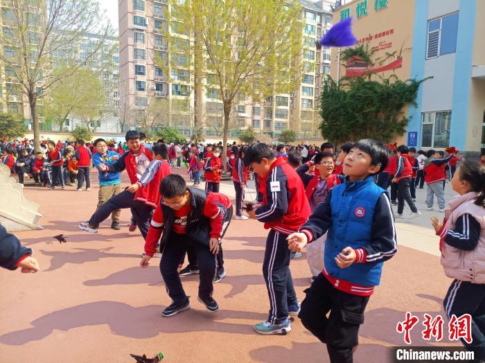 资料图:小学生在大课间踢毽子。黄建 摄