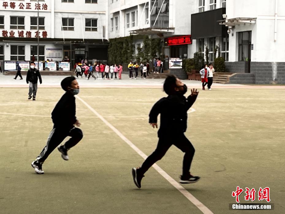 资料图:学生们在课间玩耍。