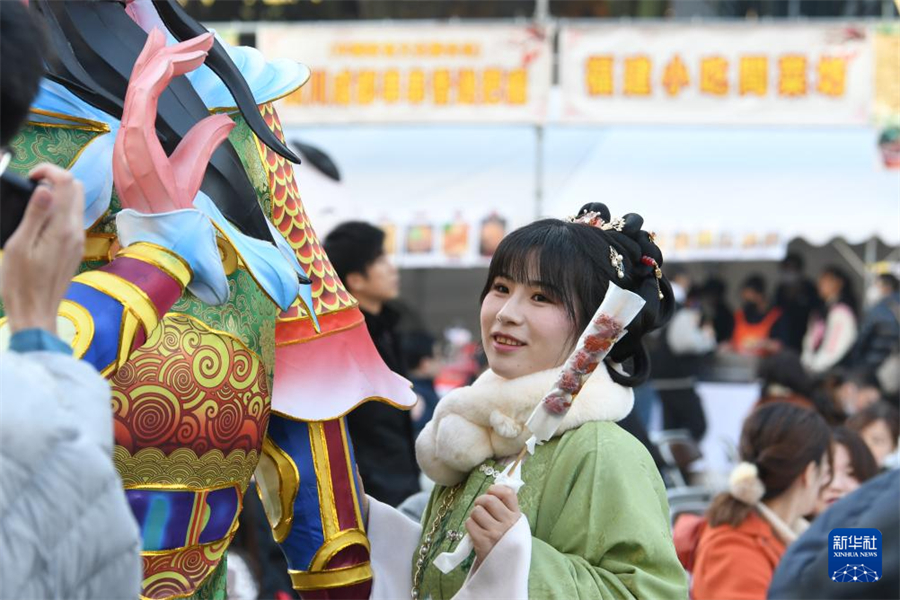 1月5日，在日本名古屋市第18届“名古屋中国春节祭”上，一位身着传统服饰的游客拍照留念。新华社记者 岳晨星 摄