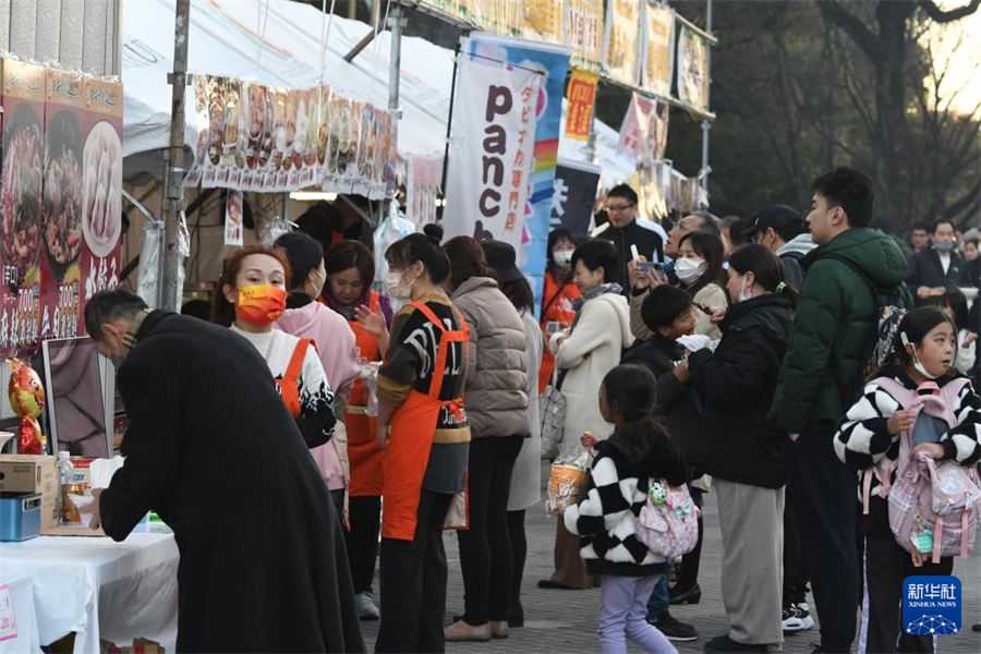 1月5日，人们在日本名古屋市参加“名古屋中国春节祭”。新华社记者 岳晨星 摄
