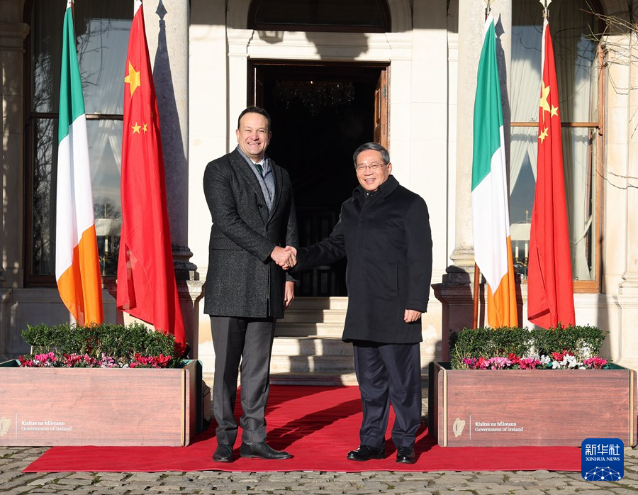当地时间1月17日上午,国务院总理李强在都柏林国宾馆同爱尔兰总理瓦拉德卡举行会谈。新华社记者 王晔 摄