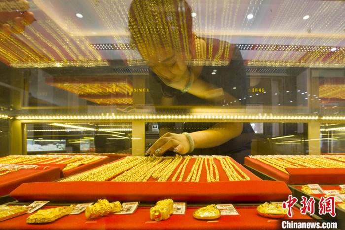 山西省太原市,一商场工作人员整理黄金饰品。