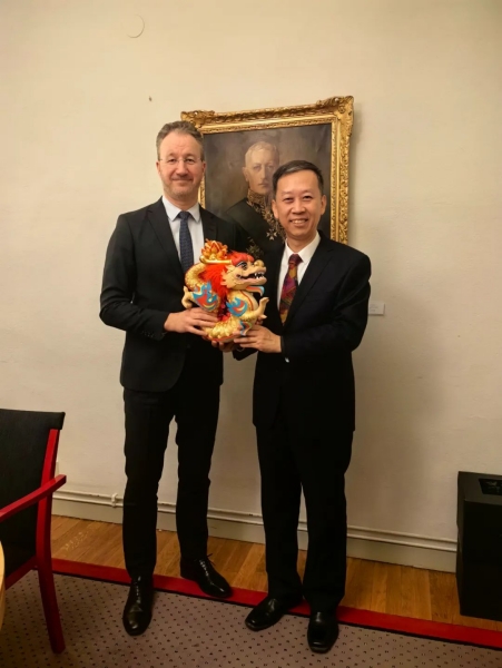 中国驻瑞典大使崔爱民(右)会见瑞典外交部外贸总司长严波(左)。中国驻瑞典大使馆供图