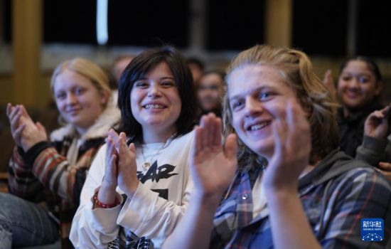 1月30日,在美国华盛顿州塔科马市林肯中学,将于3月启程赴华交流的林肯中学12年级学生蒙特塞拉特·罗梅罗-罗查(中)参加美国中学生赴华交流欢送仪式。新华社记者 吴晓凌 摄