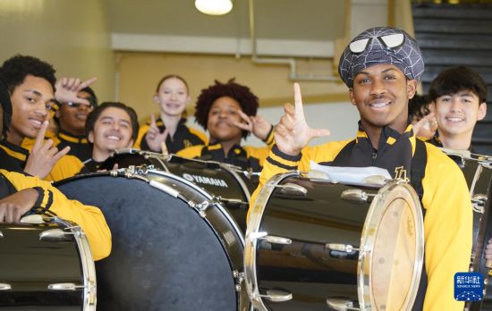 1月30日,在美国华盛顿州塔科马市林肯中学,学校鼓乐队准备在美国中学生赴华交流欢送仪式上表演。新华社记者 吴晓凌 摄