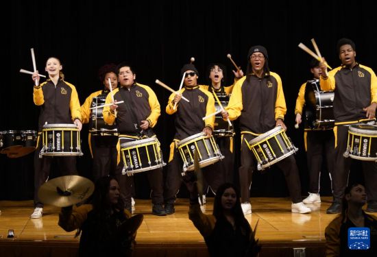 1月30日,在美国华盛顿州塔科马市林肯中学,学校鼓乐队在美国中学生赴华交流欢送仪式上表演。新华社记者 吴晓凌 摄