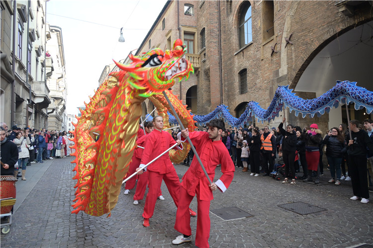 当地武术学院进行舞龙表演。张锡琪摄