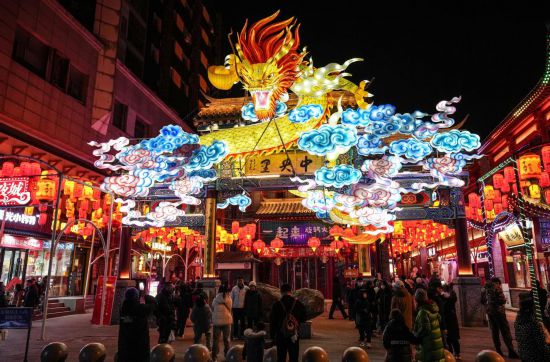 2月11日,游客在沈阳中街游览。春节期间,各地灯火璀璨、火树银花,呈现出一幕幕流光溢彩的视觉盛宴。(新华社记者潘昱龙摄)