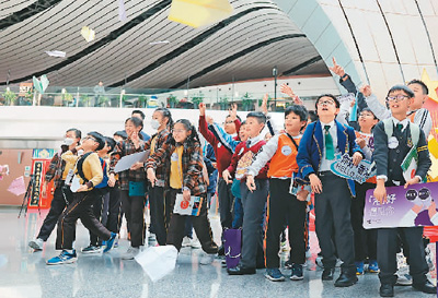 大兴机场迎来香港快运航空首航  香港师生感受内地发展脉动