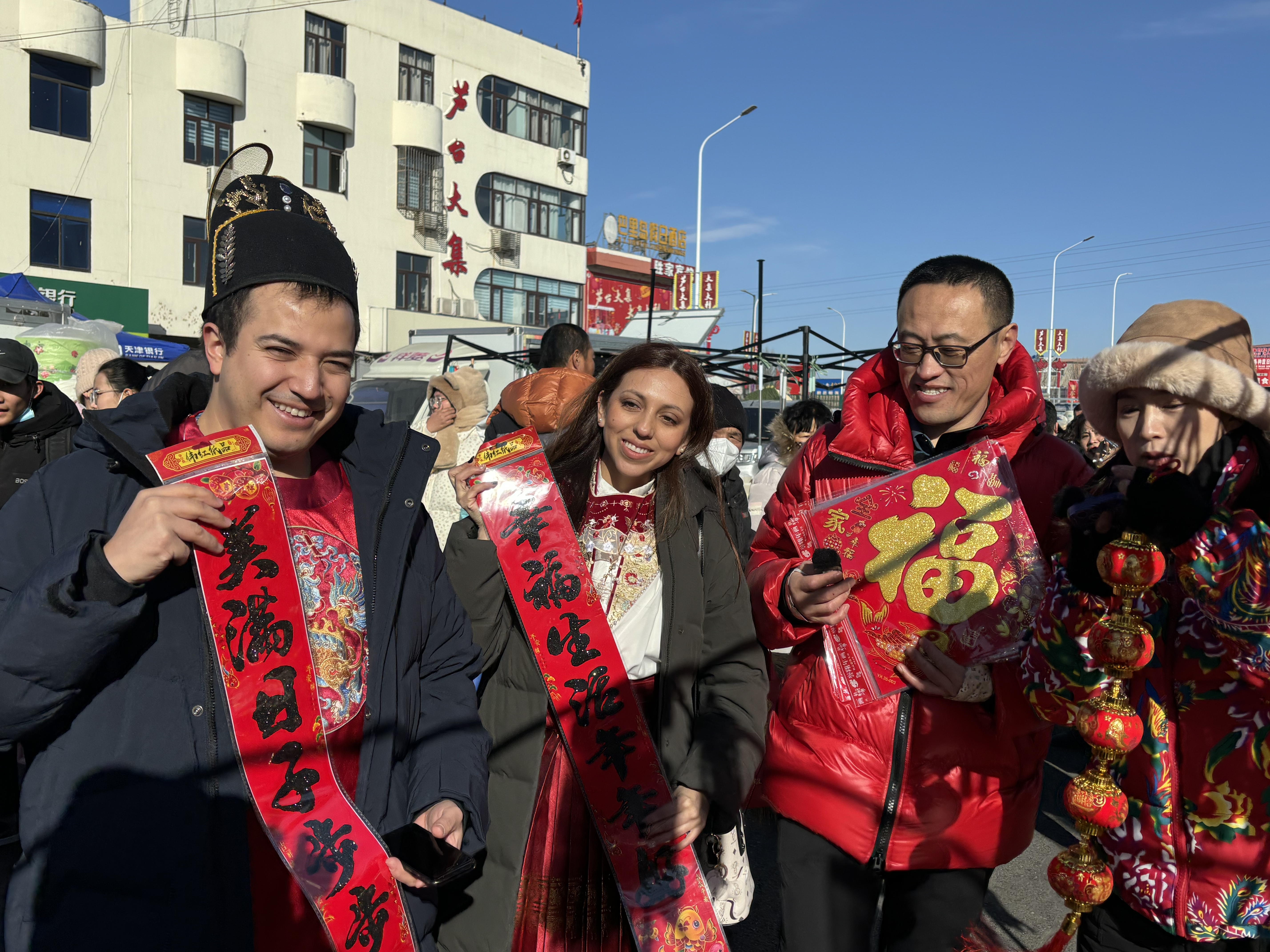 津彩过大年 | 国际青年赶乡村大集 这个非遗春节收获多多