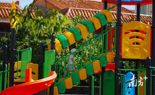 崖口村近年来也大力发展村里的基础设施建设，尤其为老人和小孩提供更多的休闲娱乐场所。