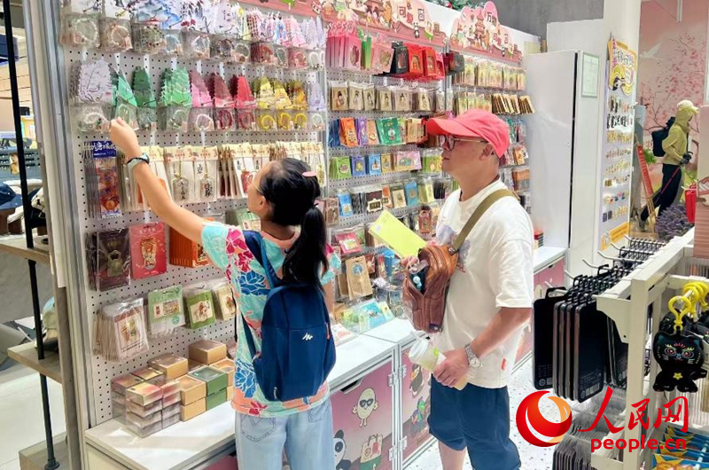 游客在文创店挑选商品。人民网记者 邹星摄