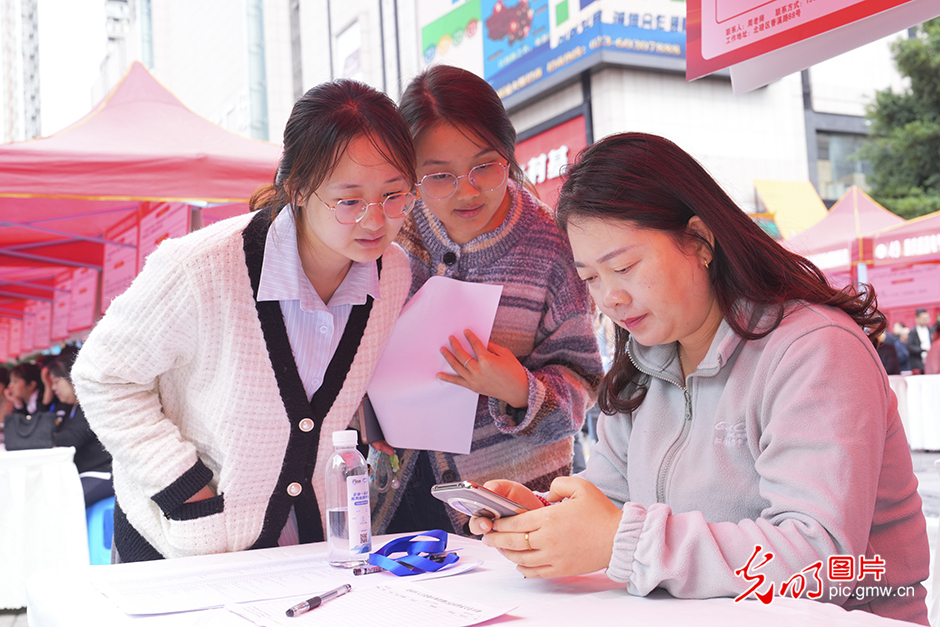 【职引未来】求职招聘“双向奔赴”,稳岗就业精准发力