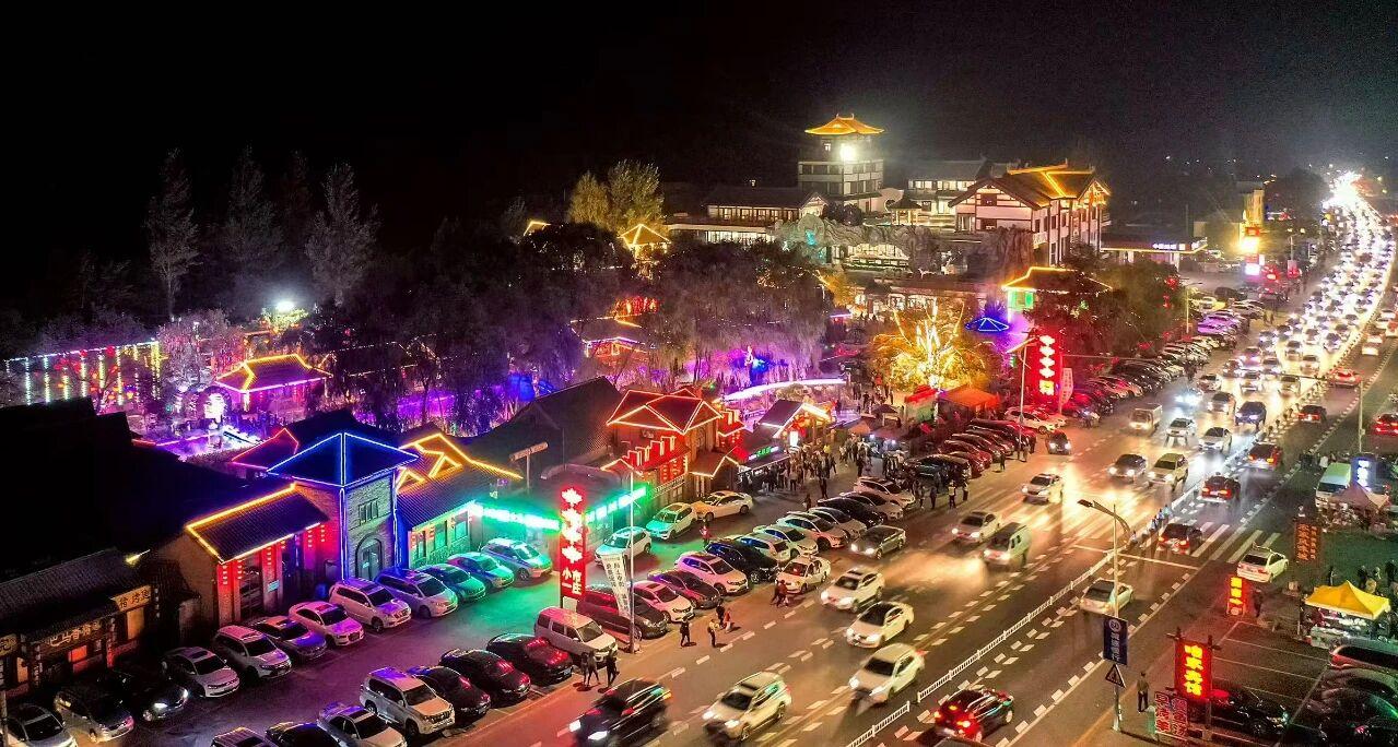 “小市一庄”夜景。受访者供图