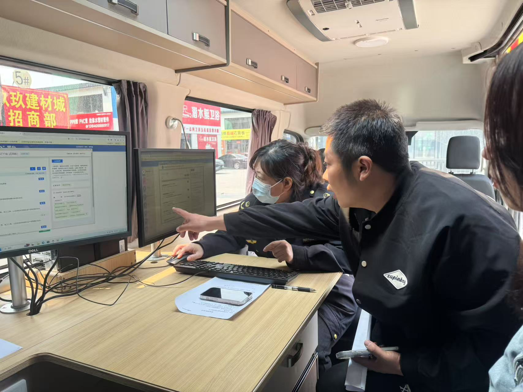 沈阳市大东区市场监督管理局将政务服务窗口“搬”到商户“家门口”，现场为经营主体集中办理并颁发营业执照。沈阳市营商局供图