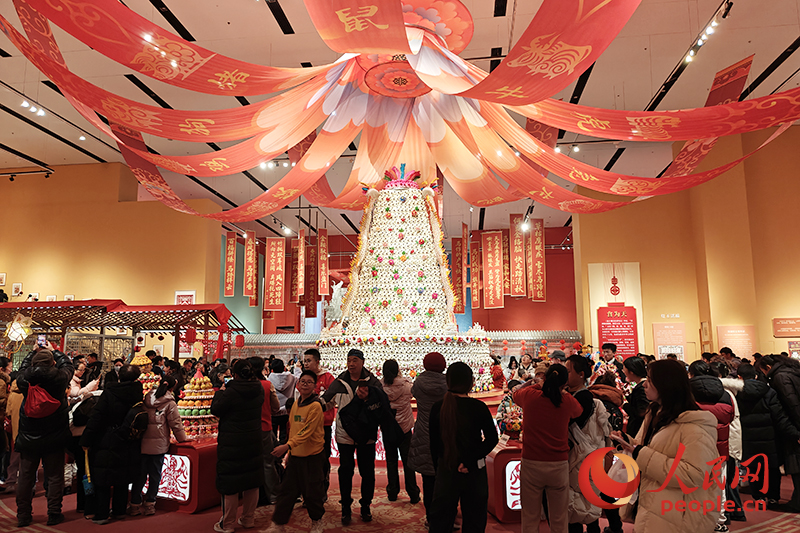 观众在中国非物质文化遗产馆参观展览。人民网记者 韦衍行摄