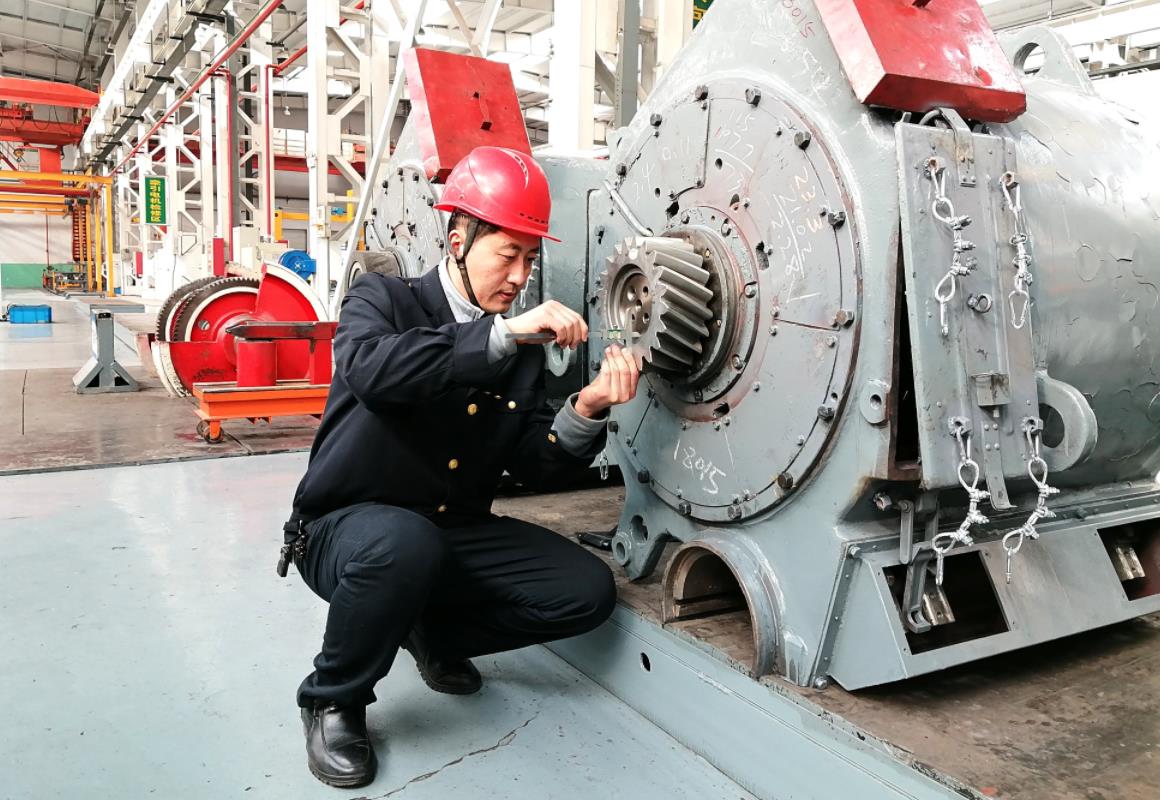 韩文盛用深度尺测量牵引电机主动齿轮装入量。