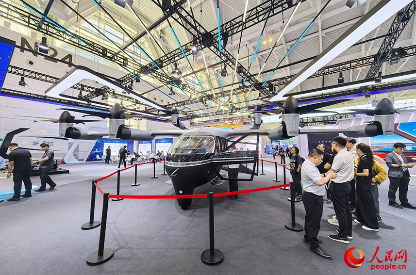 全球首款“增程+全倾转”六座载人eVTOL（电动垂直起降飞行器）。人民网记者 陶建摄