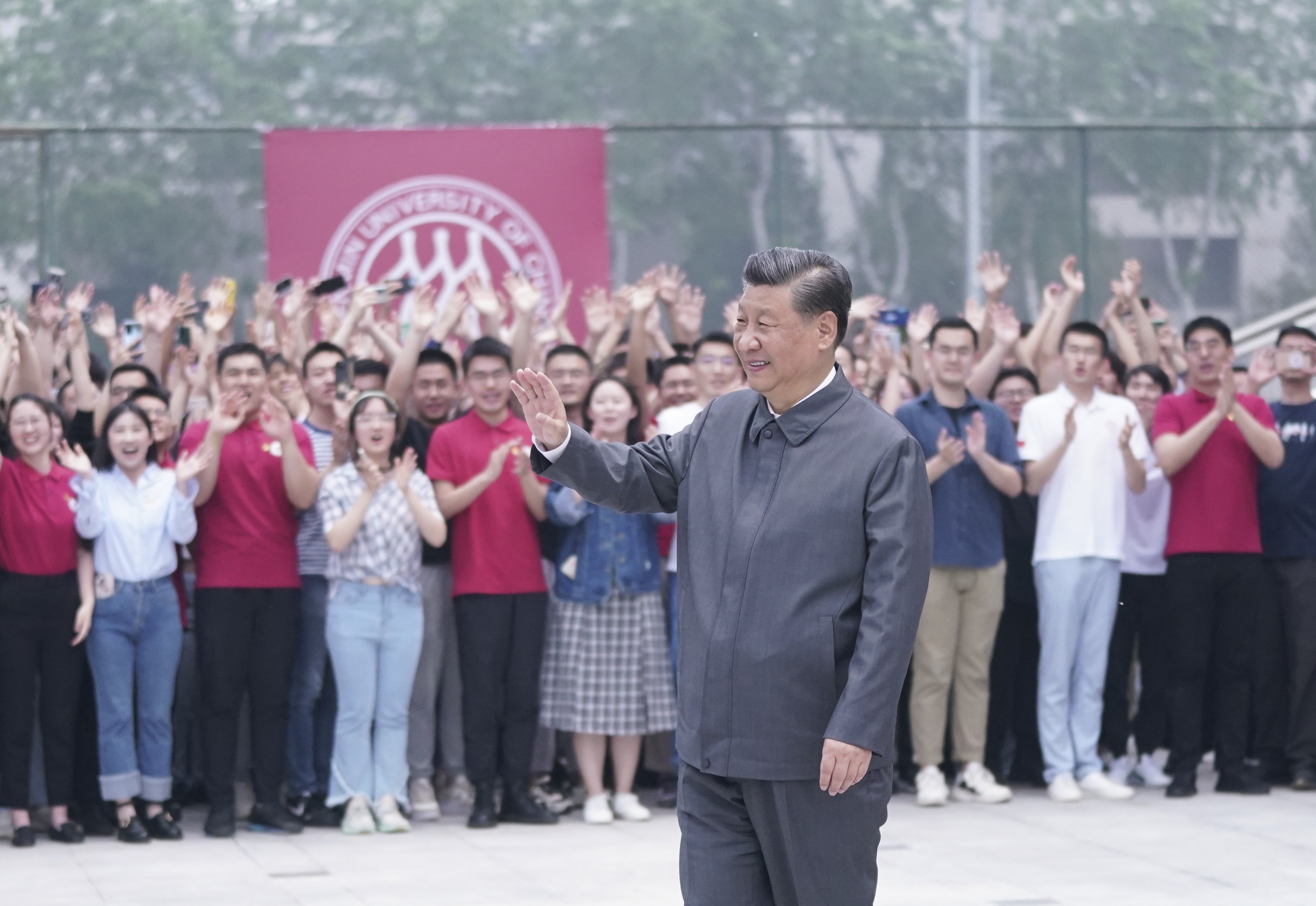 2022年4月25日，习近平总书记来到中国人民大学考察调研。这是习近平向师生们挥手致意。