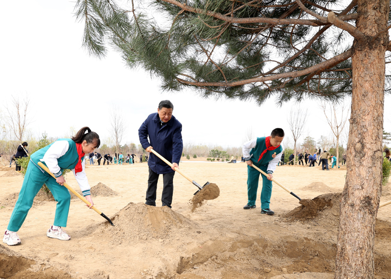 2022年3月，习近平总书记来到北京市大兴区黄村镇参加首都义务植树活动，同大家一起植树。新华社记者 黄敬文 摄