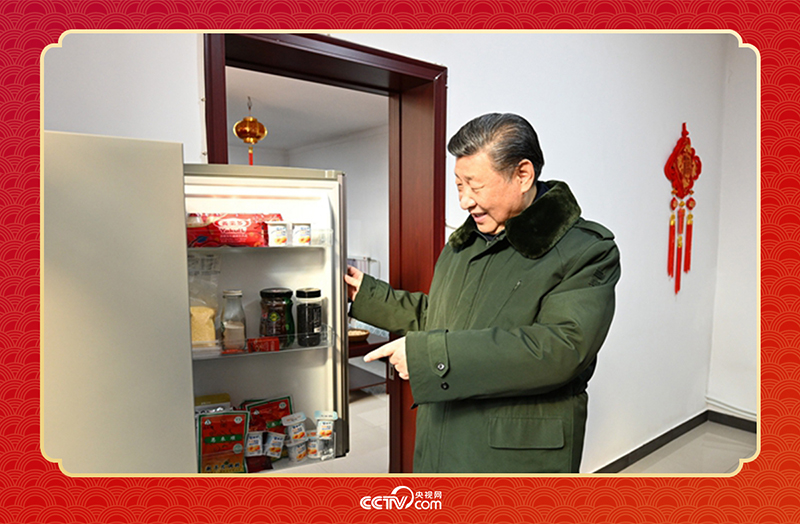 2024年春节前夕，习近平总书记在天津第六埠村考察时，走进村民杜洪刚家看望。
