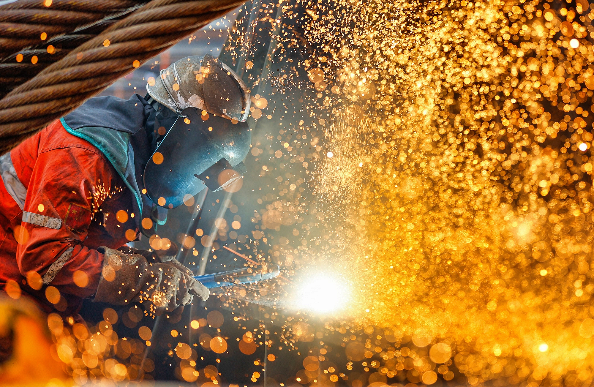 △ 2026年1月29日，在天津市滨海新区，海上油气平台建设工人进行现场施工。