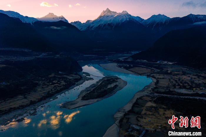 图为米林县派镇日出时分的雅鲁藏布江大峡谷与加拉白垒峰景观。　何蓬磊 摄
