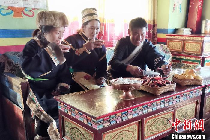 图为林芝米林县丹娘乡桑巴村罗布多杰和家人一起喝酥油茶。　赵延 摄