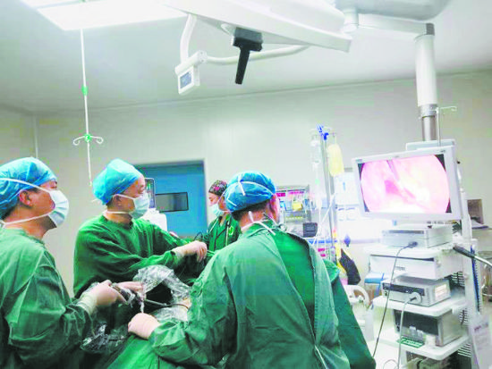 重庆医生在给藏族同胞做手术。(重庆市第九批援藏工作队供图)