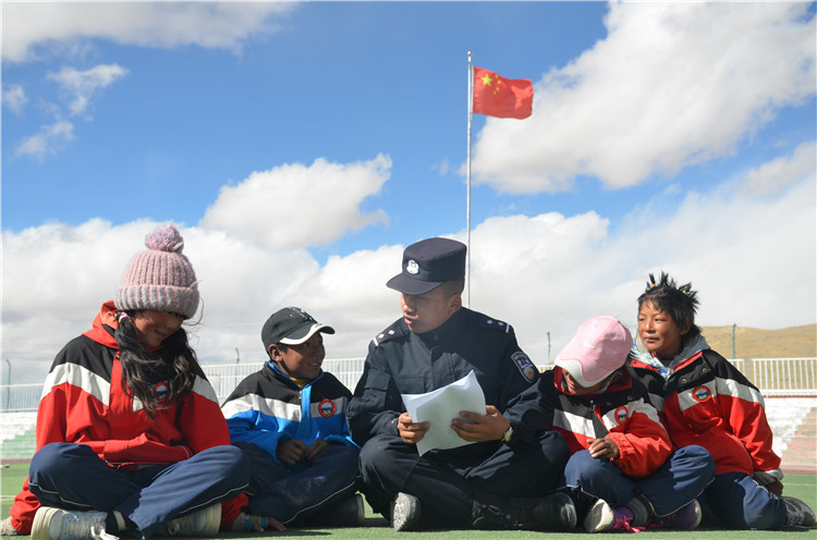 图为帕羊边境派出所民警在辖区学校宣讲全会精神。李忠勤 摄_副本.jpg