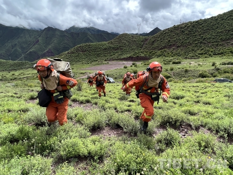 7 洛松旺修摄   支队“火焰蓝”比武科目山地水泵架设.jpg