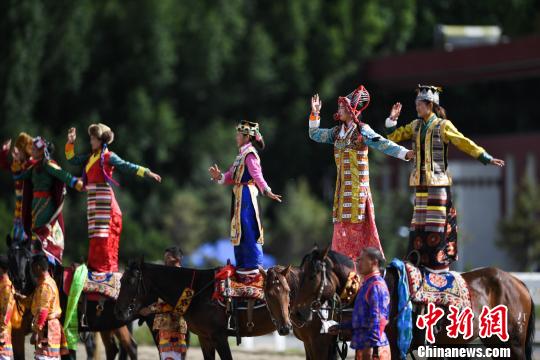 西藏民族传统马术表演庆雪顿