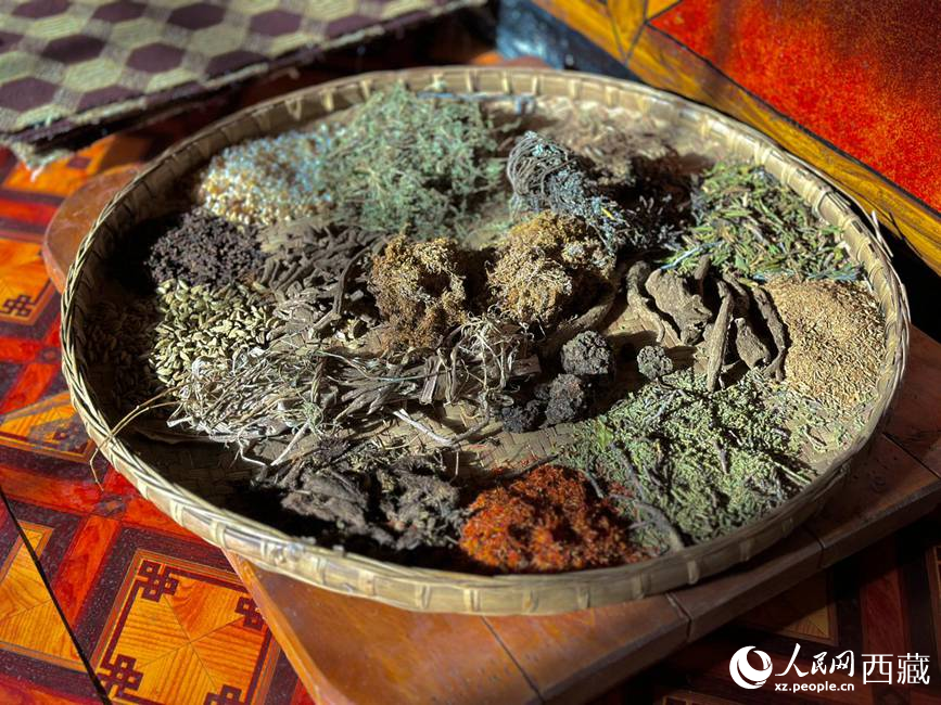 制作藏香的草本原料。人民网记者 次仁罗布摄