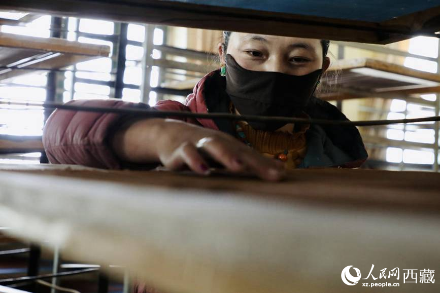 晾晒制作好的藏香。人民网记者 次仁罗布摄