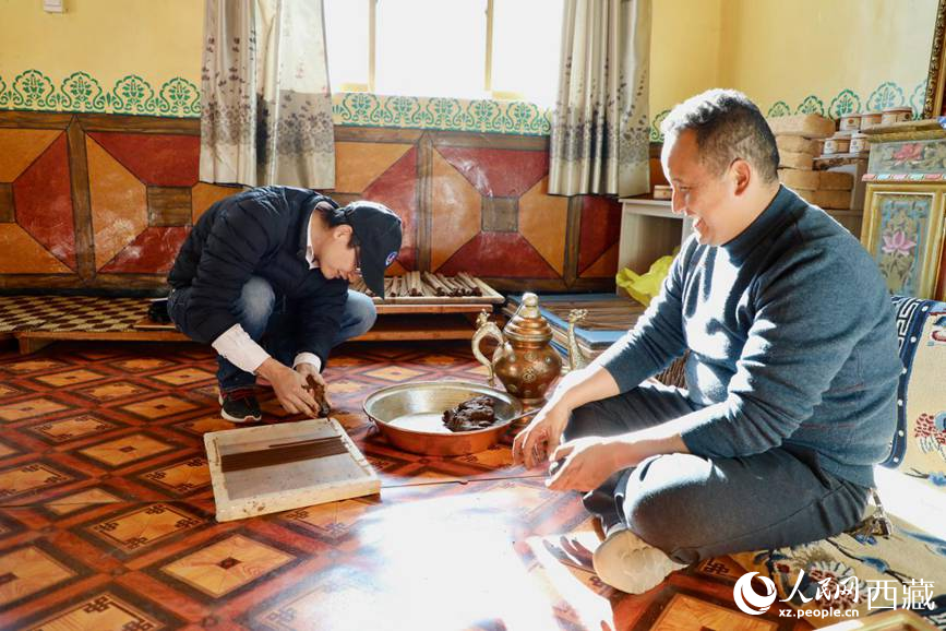 游客正在学习制作藏香。人民网 记者次仁罗布摄